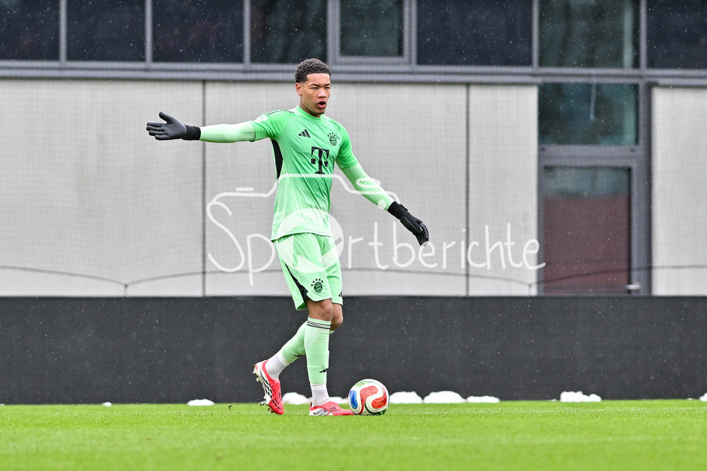 FC Bayern München - Berliner Athletik Klub | MUNICH, GERMANY - 21. FEBRUARY: am BAll Leonard PRESCOTT (FC Bayern München U19 1) / Einzelfoto / Freisteller während dem Spiel zwischen der U19 des FC Bayern München und der U19 des Berliner Athletik Klubs am 3. Spieltag der DFB-U19 Nachwuchsliga am FC Bayern Campus