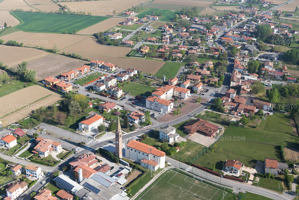 Aerial view: View of the town in Giai in the state Veneto, Italy. – Photo: IMG_098859.jpg taken on 04/08/2017 by Werner Riehm/FLY-FOTO.com – Resolution of the original: 4652 x 3101 px