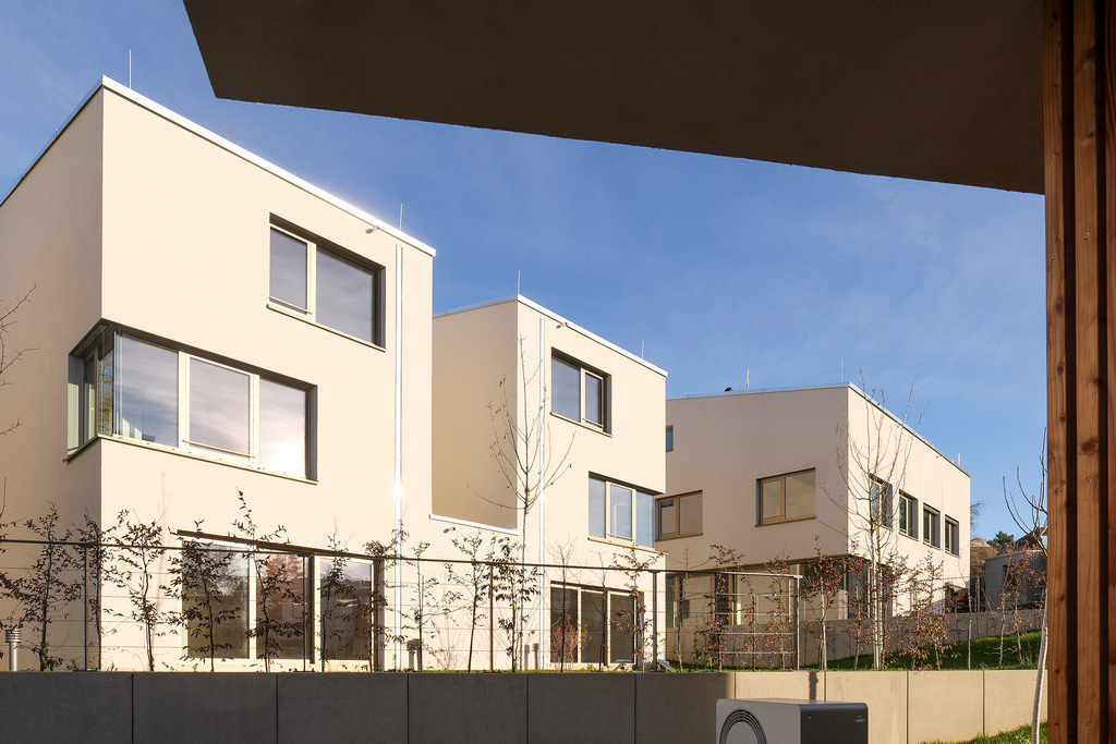 Bulachweg | Leonberg Warmbronn - Am Ortsrand von Leonberg-Warmbronn, im Bulachweg, entstand ein städtebauliches Ensemble mit Quartierscharakter und in nachhaltiger Holzbauweise. Das wurde ganz aktuell mit dem German Design Award ausgezeichnet. Bei einem Rundgang klärt einer der Investoren hoffentlich auch darüber auf, warum die sechs  bezugsfertigen Doppelhäuser seit vielen Wochen leer stehen. - Realisiert mit Pictrs.com