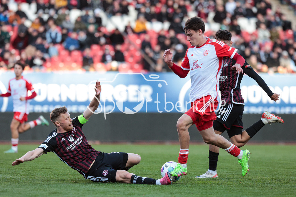 1. FC Nürnberg II - FC Bayern Amateure | im Duell Fabian MENIG (FCN #5) und Javier FERNANDEZ GONZALEZ (FCB #37) / Zweikampf