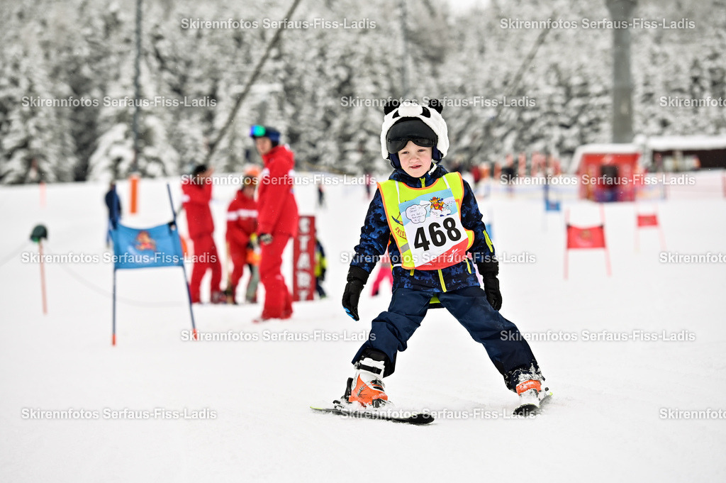 SRF_20.02.2026_0309 | Skirennfotos,Serfaus,Fiss,Ladis,Kinderskirennen,Winter,Tirol,Oberland,skirace,SFL,feelfree,weil wir's genießen,ski,Ski,skifahren,Sonnenplateau, - Realisiert mit Pictrs.com