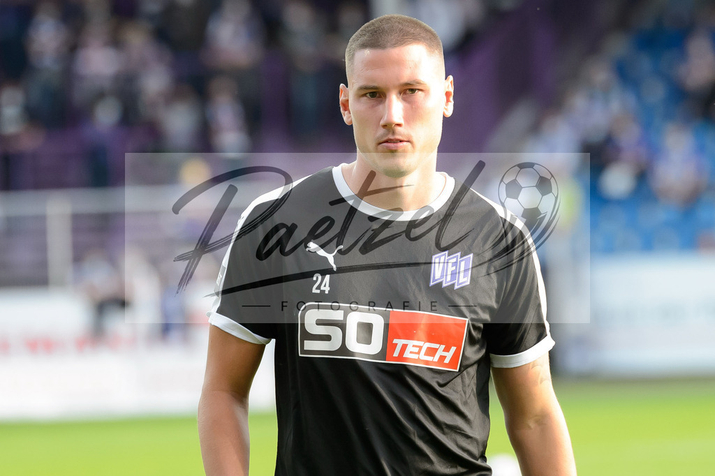 OSNVKO2021090620210906_242 | Fussball, Herren: Manuel Haas (VfL Osnabrueck) schaut beim Spiel der 3. Liga zwischen VfL Osnabrueck und FC Viktoria Koeln im Stadion an der Bremer Bruecke am 06.09.2021 in Osnabrueck, Deutschland.DFB / DFL REGULATIONS PROHIBIT ANY USE OF PHOTOGRAPHS AS IMAGE SEQUENCES AND/OR QUASI-VIDEO. - Realisiert mit Pictrs.com