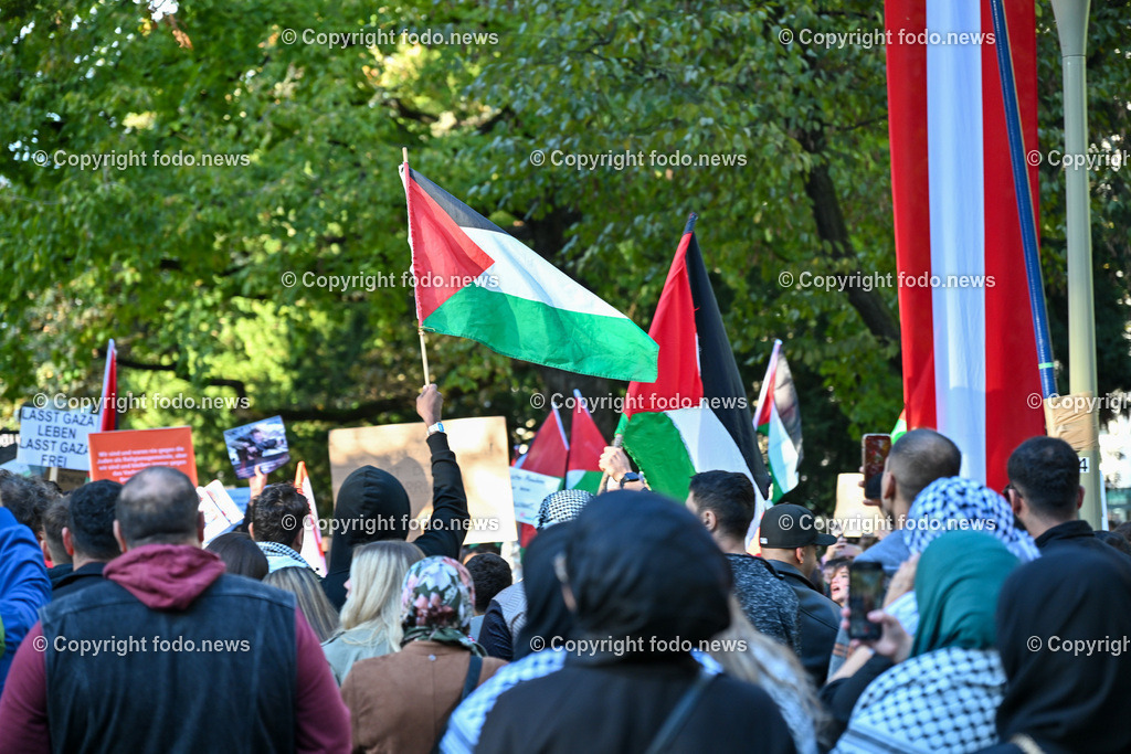 Demonstration_ Paleastina_ Linz_ 22.10.2023-32 | 22.10.2023, Linz, AUT, Demonstration Paleastina in Linz Volksgarten, im Bild Palästina, Gaza, Demoteilnehmer, Teilnehmer, Kundgebung, Plakate, Fahnen, Polizei, Beamte, Polizeifahrzeuge, Einsatzkraefte