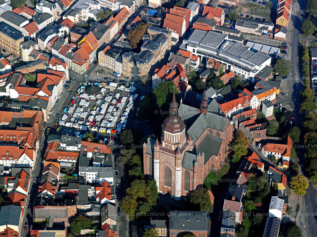2581129 | STRALSUND 2005Kirchengebäude " Marienkirche " im Altstadt- Zentrum der Innenstadt in Stralsund im Bundesland Mecklenburg-Vorpommern, Deutschland. Weiterführende Informationen bei: Stiftung Kulturkirche St. Jakobi Stralsund. // church building in " Kulturkirche St. Jacobi " Old Town- center of downtown in Stralsund in the state Mecklenburg - Western Pomerania, Germany. Further information at: Stiftung Kulturkirche St. Jakobi Stralsund. Foto: Gerhard Launer