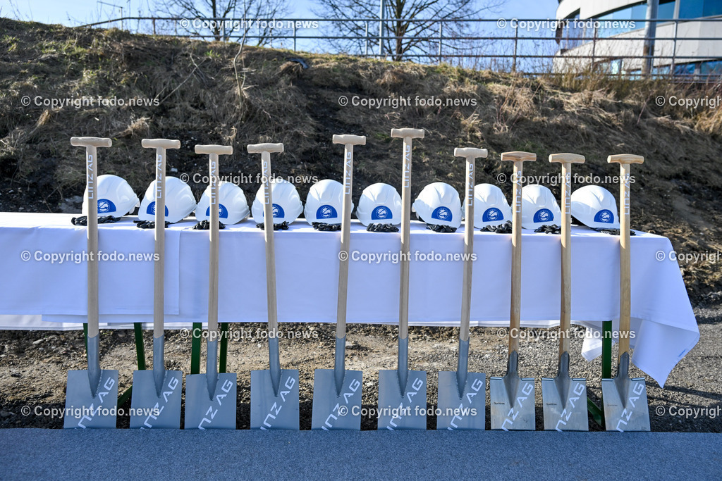 Spatenstich Hochwasserschutz Hafen Linz_ 06.2024_-11 | 06.02.2024, Hafen Linz, AUT, Spatenstich Hochwasserschutz Hafen Linz, Ein Jahrhundertprojekt, im Bild Spatenstich, Spaten, Helm