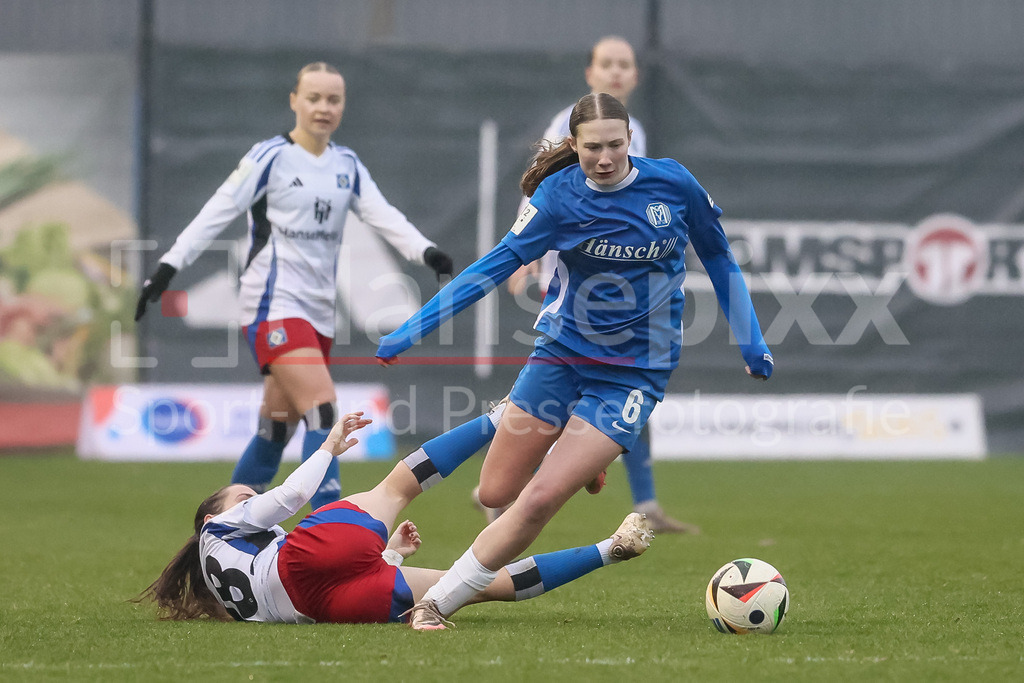 Fussball, 2. Frauen-Bundesliga, Hamburger SV - SV Meppen | v.li.: Laura Bröring (SV Meppen, 6) am Ball, Einzelbild, Ganzkörper, Aktion, Action, Spielszene, DIE DFB-RICHTLINIEN UNTERSAGEN JEGLICHE NUTZUNG VON FOTOS ALS SEQUENZBILDER UND/ODER VIDEOÄHNLICHE FOTOSTRECKEN. DFB REGULATIONS PROHIBIT ANY USE OF PHOTOGRAPHS AS IMAGE SEQUENCES AND/OR QUASI-VIDEO.