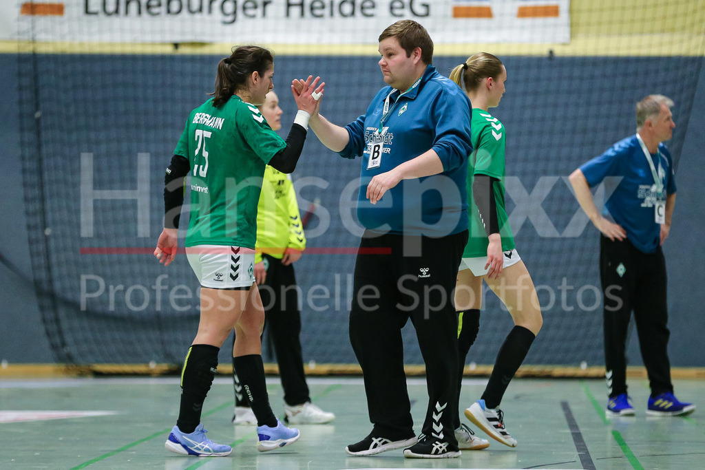 Handball, 2. Bundesliga Frauen, HL Buchholz 08-Rosengarten - SV Werder Bremen | v.li.: Anna Lena Bergmann (SV Werder Bremen, 25) und Timm Dietrich (Trainer, Cheftrainer, SV Werder Bremen) klatschen sich nach dem Spiel ab