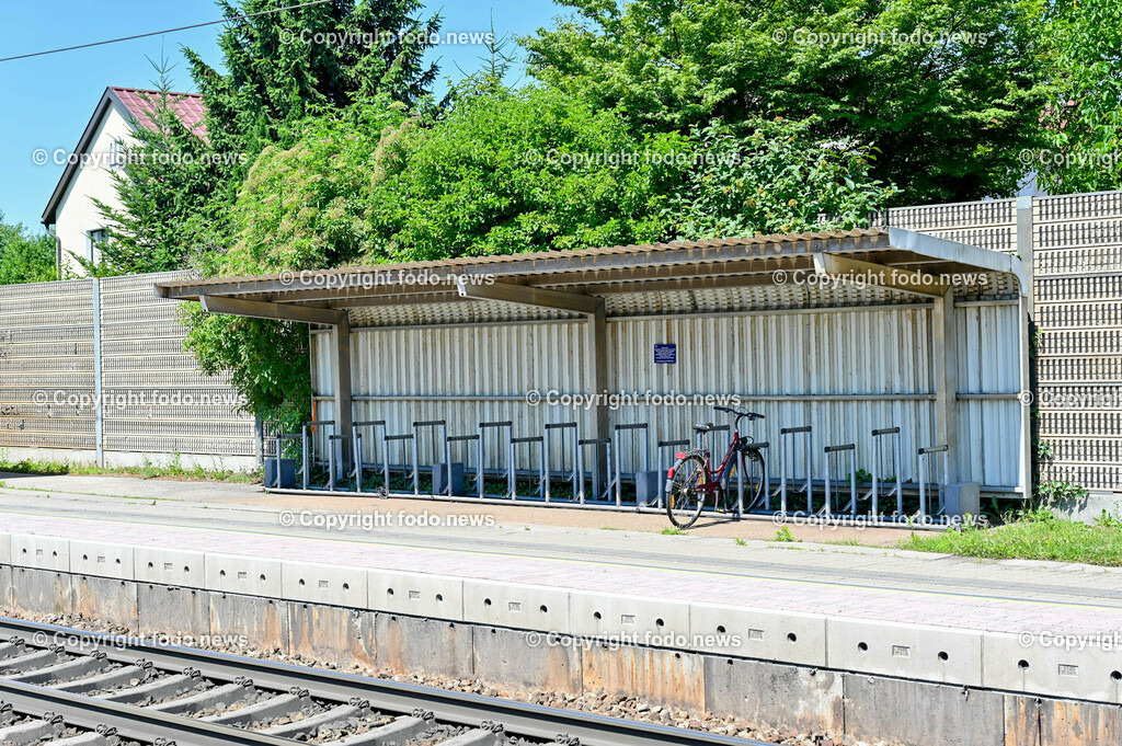 Bahnhof Pasching_ Bahnsteig_ 29.06.2023-8 | 29.06.2023, Pasching, AUT, Bahnhof, Bahnsteig, im Bild Bahnhof Pasching, Bahnsteig, Gleise, Wartehaus, Automat, Abgang, OEBB, Schild