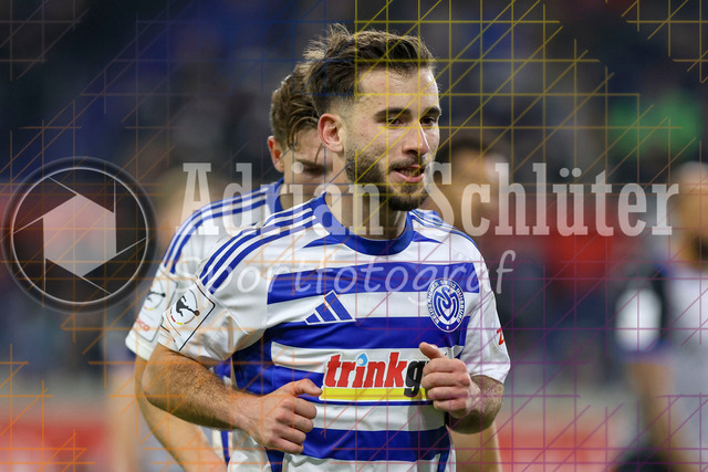 MSV Duisburg vs SV Waldhof Mannheim - 3. Liga | Duisburg, Deutschland, 07.11.25:   Can Coskun (MSV Duisburg) schaut waehrend des Spiels der 3. Liga MSV Duisburg vs SV Waldhof Mannheim in der schauinsland-reisen-arena(Foto von Brauer-Fotoagentur / Adrian Schlueter)