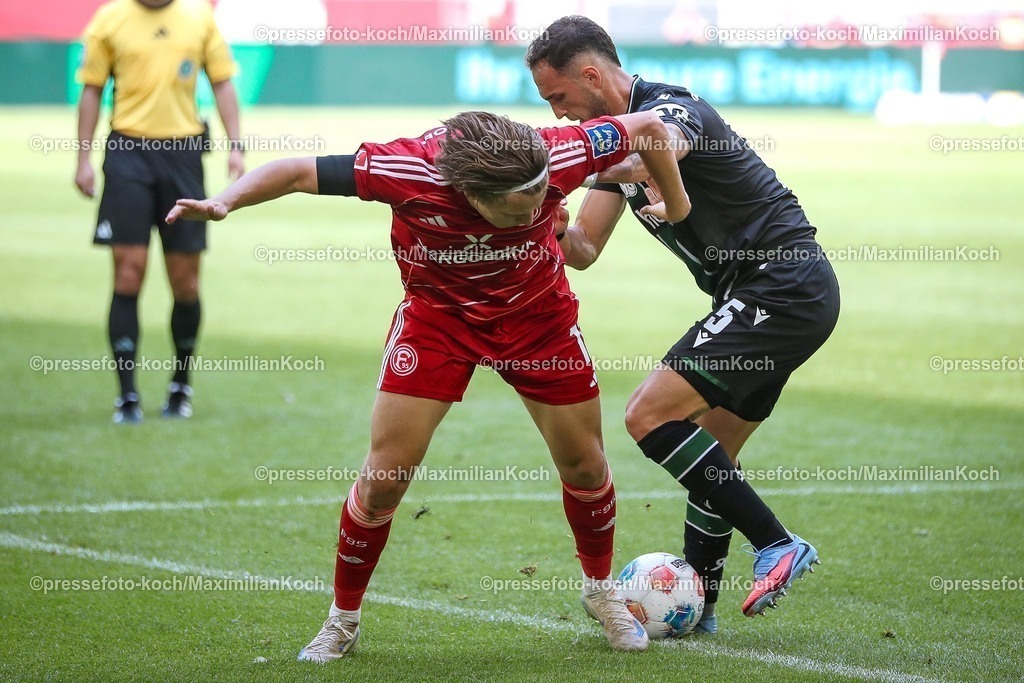 F9509082501061 | 09.08.2025, Fußball, Fortuna Düsseldorf - Hannover 96, 2. Fußball Bundesliga, Merkur Spiel-Arena, Saison 2025 2026: Julian Hettwer (Fortuna Düsseldorf #11) im Zweikampf gegen  Virgil Ghița (Hannover96 #05)  DFB regulations prohibit any use of photographs as image sequences and or quasi-video.