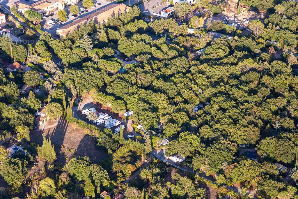 Vue aérienne: Camping Caravaning du Lac à Montauroux dans le département Var, France. Photo: IMG_129487.jpg prise le 18/09/2021 par Werner Riehm/FLY-FOTO.eu – Résolution de l'original: 5472 x 3648 px