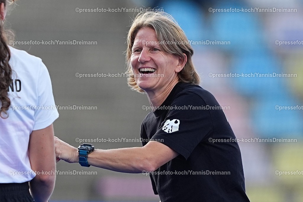 xydrx15082504014 | 15.08.2025, xydrx, Frauen EuroHockey Championship 2025, Halbfinale, Belgien - Deutschland, Sparkassenpark Mönchengladbach: Janneke Schopman (Cheftrainer Deutsche Feldhockey Nationalmannschaft)