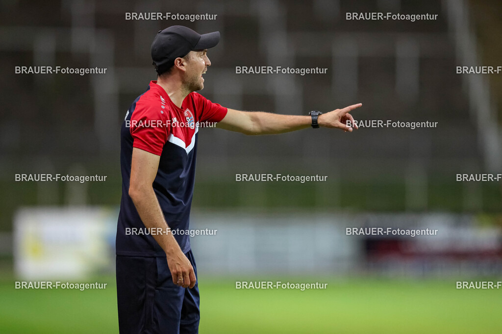SB_KFCBAU_20250815_5192.JPG -  - KFC Uerdingen - SF Baumberg - Oberliga Niederrhein | Krefeld, Deutschland, 15.08.25: Trainer Julian Stöhr (KFC Uerdingen) gestikuliert, Gestik während des Oberliga Niederrhein Spiels zwischen KFC Uerdingen - SF Baumberg in der Grotenburg Stadion am 15. August 2025 in Krefeld, Deutschland. (Foto von Stefan Brauer/Brauer-Fotoagentur)