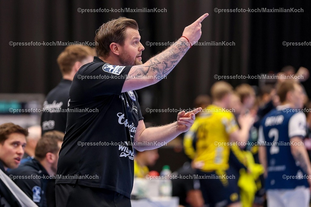 BHC16112501042 | 16.11.2025, Handball, HBL, Bergischer HC - Rhein-Neckar Löwen, Mitsubishi Electric HALLE Düsseldorf: Cheftrainer Arnor Gunnarsson (BHC #hc) gestikulierend am Spielfeldrand