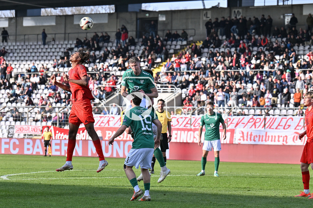 FC Bayern Amateure - 1. FC Schweinfurt 05 | in dieser Szene verlaengert Jonah Daniel KUSI-ASARE (FC Bayern München II #9) einen Einwurf / Regionalliga Bayern: FC Bayern Muenchen II - 1. FC Schweinfurt 1905, Gruenwalder Stadion am 22.02.2025