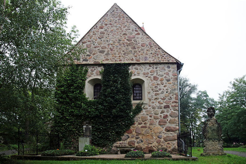 Foto: Leipzig - Kirche Hohen Thekla | Das Team hinter BILDLEXIKON LEIPZIG bündelt historische wie aktuelle Informationen über die Stadt Leipzig in Text und Bild auf einer Plattform und stellt diese der interessierten Öffentlichkeit zur Verfügung.