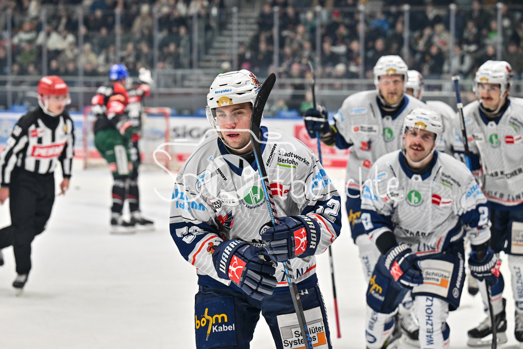 Augsburger Panther - Iserlohn Roosters | Jubel nach dem Treffer zum 0-2 durch Sven ZIEGLER (Iserlohn Roosters 52)  / FReude / Happy / Tor / Torschuezte / DEL: Augsburger Panther - Iserlohn Roosters, Curt Frenzel Stadion am 17.11.2024