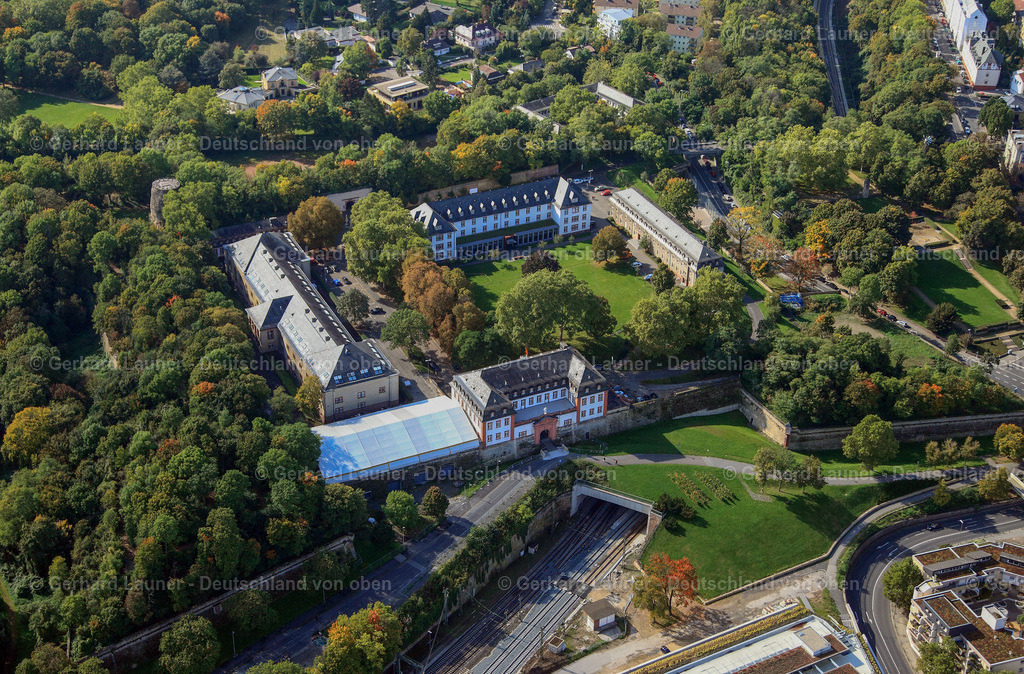 3070031 | Die Mainzer Zitadelle liegt auf dem Jakobsberg am Rand der heutigen Altstadt und in unmittelbarer Nähe des Bahnhofs Römisches Theater. Das Festungswerk wurde in seiner heutigen Form um 1660 errichtet und war Bestandteil der Festung Mainz.