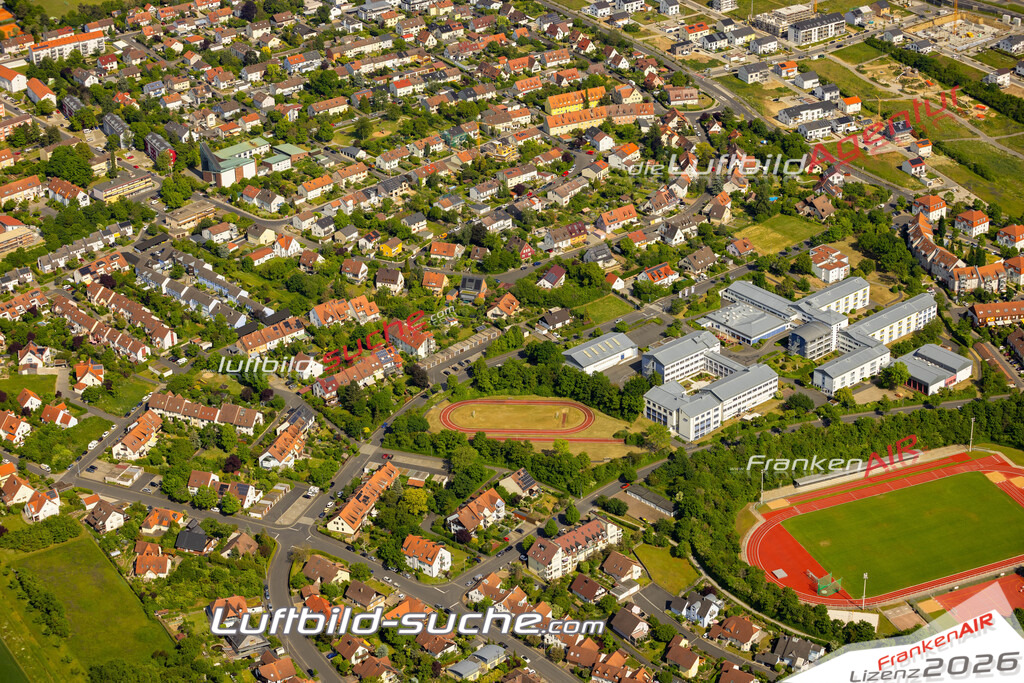 Das Luftbild zeigt Schule Veitshöchheim - Die Luftaufnahme wurde 2023 vom UL-Flugzeug aus erstellt ( keine Drohne ) - Hochauflösende Luftaufnahme - Für grossformatige Ausdrucke geeignet. Die Geschenkidee !Mit Lizenz und Bildrechte bestellbar