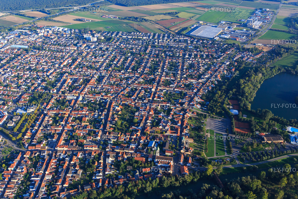 Ortsansicht aus Nordwesten | Luftbild: Ortsansicht aus Nordwesten in Ketsch im Bundesland Baden-Württemberg in Deutschland. Foto: IMG_073052.jpg vom 23.09.2014 durch Werner Riehm/FLY-FOTO.de - Realisiert mit Pictrs.com