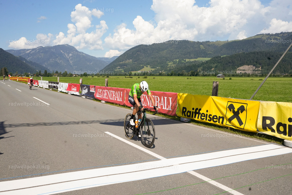 864_20230817_Bewerb_Maenner_Muehlanger | AUT - OESTERREICH, 2023-08-16: SPORT RENNRAD-FAHREN - 55. INTERNATIONALER RADWELTPOKAL IN ST. JOHANN IN TIROL  - Vintage-Radrennen mit WM-Bronze-Medaillen-Siegerin Christina Schweinberger, den Teilnehmer und Alexander Baumann (vom Orginastions-Team) - TAG 2 BEWERB MAENNER IN SECHS GRUPPEN  ; Foto: Roland Muehlanger