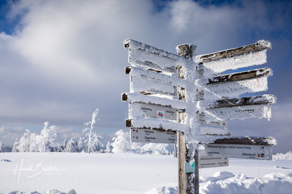 Wegweiser auf dem winterlichen Kahlen Asten | Wegweiser auf dem winterlichen Kahlen Asten - Realisiert mit Pictrs.com