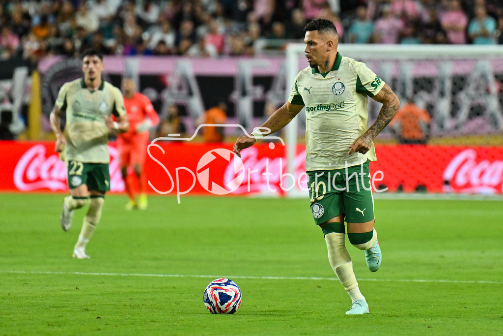 Inter Miami CF - Palmeiras Sao Paulo | am BAll PAULINHO (Palmeiras 10) / Einzelfoto / Freisteller / FIFA Club World Cup: Inter Miami CF - Palmeiras Sao Paulo, Hard Rock Stadium am 23.06.2025 / NOT FOR SALE IN USA