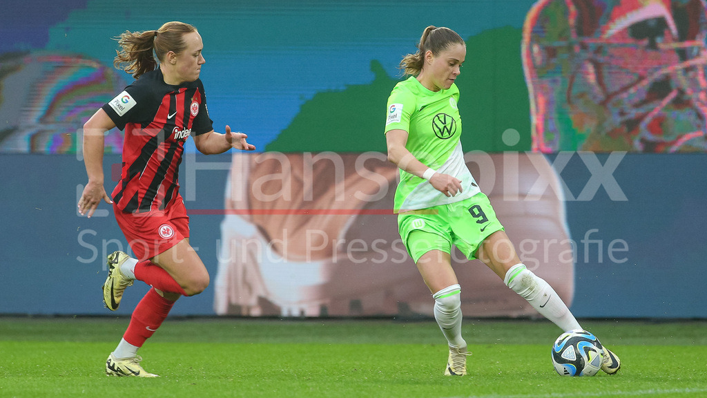 Fussball, Google Pixel Frauen-Bundesliga, VfL Wolfsburg - Eintracht Frankfurt | v.li.: Lisanne Gräwe (Eintracht Frankfurt, 8) und Ewa Pajor (VfL Wolfsburg, 9) im Laufduell, Zweikampf, Duell, Dynamik, Aktion, Action, Spielszene, DIE DFB-RICHTLINIEN UNTERSAGEN JEGLICHE NUTZUNG VON FOTOS ALS SEQUENZBILDER UND/ODER VIDEOÄHNLICHE FOTOSTRECKEN. DFB REGULATIONS PROHIBIT ANY USE OF PHOTOGRAPHS AS IMAGE SEQUENCES AND/OR QUASI-VIDEO.