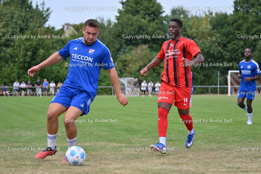 SpVg Eidertal Molfsee vs TSV Kronshagen | Kristof Koop (Molfsee #10) vs Teyi Lawson-Body (TSVK #14) / Fußball-Landesliga Schleswig Männer 2026/2027 / SpVg Eidertal Molfsee vs TSV Kronshagen / Platz A / Molfsee / 15.08.26 - Realisiert mit Pictrs.com