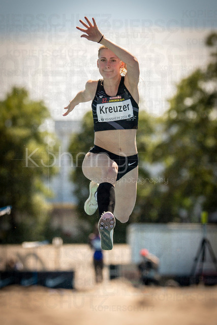 Juniorengala 2026; Mannheim, 13.06.2026 | MANNHEIM, GERMANY - JUNE 13, 2026 : Vivienne Kreuzer (SUI/Switzerland) competing in the women’s triple jump during the Juniorengala 2026 at Michael-Hoffmann-Stadion on June 13, 2026 in Mannheim, Germany.