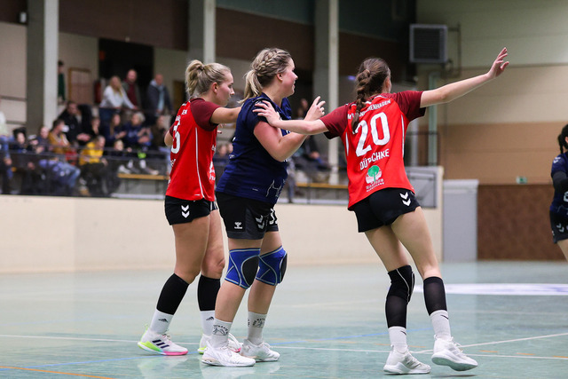 Handball I Damen I Saison 2025-2026 I Verbandsliga Süd I HSG Kalkberg 06 - MTV Dänischenhagen I 14.12.2025.151 | v.l. Frida Wohlert (25, MTV Dänischenhagen), Marit Burmeister (33, HSG Kalkberg 06), Julia Dütschke (20, MTV Dänischenhagen) - Realisiert mit Pictrs.com