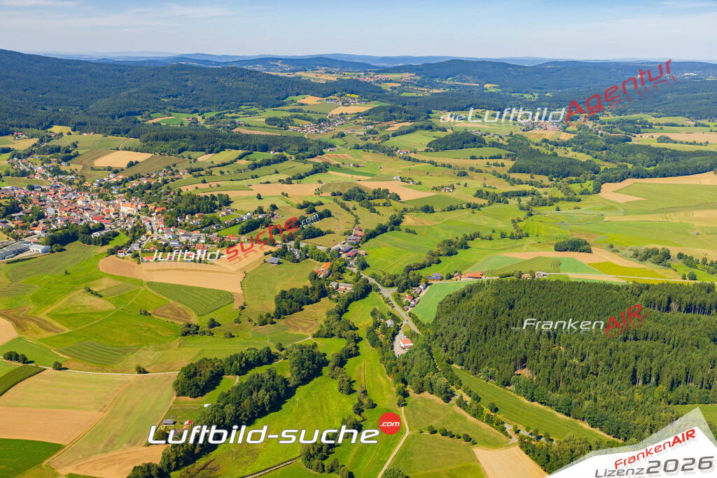 Luftaufnahme der Stadt Tiefenbach - Die Luftaufnahme wurde 2025 vom UL-Flugzeug heraus erstellt ( keine Drohne ) - Hochauflösende Luftaufnahme - für professionelle Ausdrucke geeignet. Die Geschenkidee !Mit Lizenz und Bildrechte bestellbar