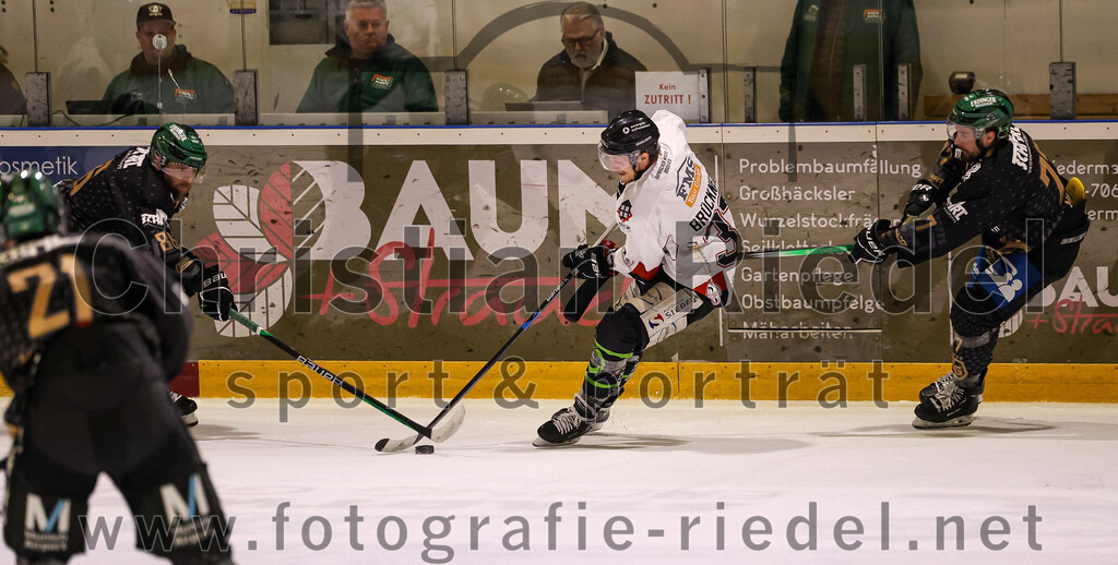 2024-03-15_034_TSV_Erding_gegen_EHC_Koenigsbrunn | Erding, Deutschland, 15.03.2024:
Eishockey, Bayernliga Playoffs 2023 / 2024, 3. Spieltag, TSV Erding gegen EHC Königsbrunn, Endergebnis: 3:4 n. V.

Michael Trox (Erding Gladiators, #86), Peter Brückner (EHC Königsbrunn, #33), Philipp Michl (Erding Gladiators, #77)

Foto: Christian Riedel / fotografie-riedel.net