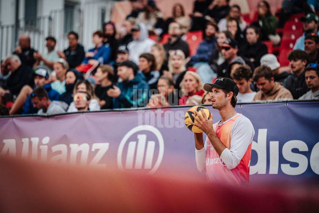 Beachvolleyball | Männer | Allianz German Beach Tour 2025 | Tourstop Berlin | 22.08.2025 | Niklas Held beim Aufschlag