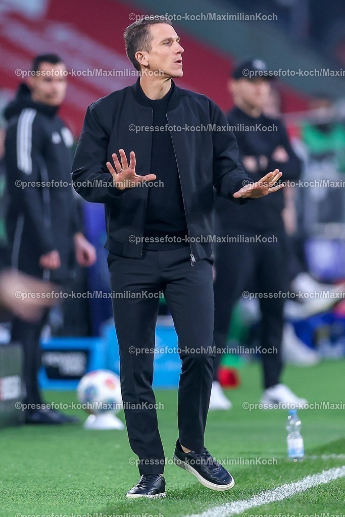 BMG13122502063 | 13.12.2025, Fußball, Borussia Mönchengladbach - VfL Wolfsburg, 1. Fußball Bundesliga, 14.Spieltag, Borussia-Park, Saison 2025 2026: Interimstrainer Daniel Bauer (VfL Wolfsburg #hc) gestikulierend am Spielfeldrand   DFB regulations prohibit any use of photographs as image sequences and or quasi-video.