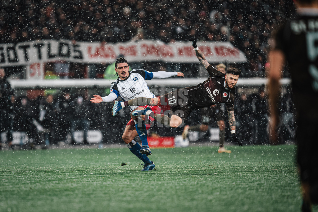 Fußball | Männer | Saison 2023/2024 | 2. Fußball-Bundesliga | 15. Spieltag | FC St. Pauli vs. Hamburger SV | 01.12.2023 | v.l. Zweikampf zwischen Guilherme Ramos (#13, HSV) und Marcel Hartel (#10, FC St. Pauli)