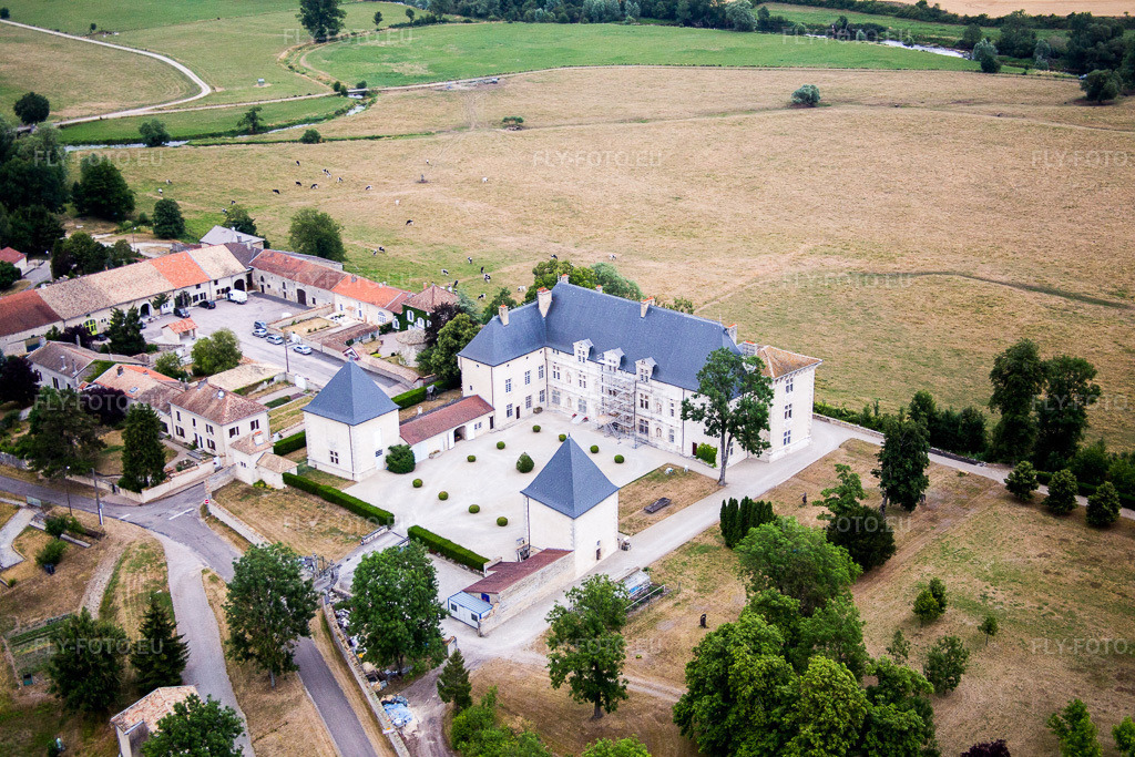 Vue aérienne: Château de Montbras à Montbras à Taillancourt dans le département Meuse, France. Photo: IMG_083579.jpg prise le 13/07/2015 par Werner Riehm/FLY-FOTO.eu – Résolution de l'original: 5472 x 3648 px