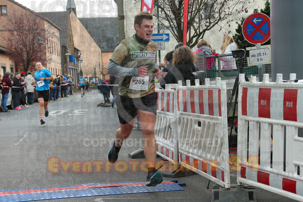 221127_1212_EX1_2086 | Sportfotografie im Rhein-Sieg Kreis, Köln, Bonn, NRW, Rheinland Pfalz, Hessen, etc. Unser Tätigkeitsfeld umfasst den Laufsport vom Volkslauf über den Marathon, Duathlon, Triathon bis zum Ultralauf wie Kölnpfad Ultra oder Schindertrail.