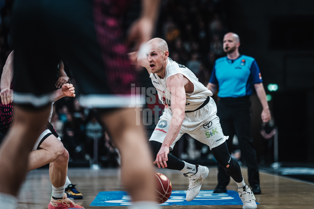 Basketball | Männer | Saison 2023/2024 | easyCredit Basketball Bundesliga | Veolia Towers Hamburg vs. Telekom Baskets Bonn | 03.02.2024 | Seth Hinrichs (#12, Hamburg Towers) beisst sich durch