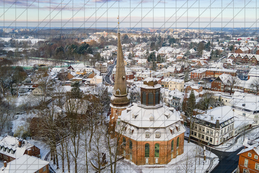 Wendt_Pictures_Lars_Wendt_Rellinger_Kirche_Drohne_Schnee-2 | Herzlich Willkommen in der Fotogalerie von Wendt Pictures | Fotostudio und Fotograf in Rellingen bei Hamburg. Hier finden Sie die Bilder und Photos in Galerien zum Download oder als Papierabzug. Der Online Shop bietet Angebote und günstige Pakete. - Realisiert mit Pictrs.com