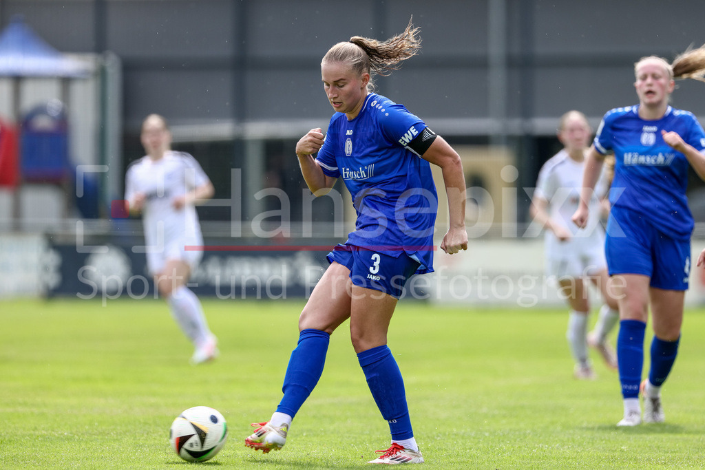Fussball, Testspiel Frauen, SV Meppen - DJK Wacker Mecklenbeck | Nina Rolfes (SV Meppen, 3) am Ball, Einzelbild, Ganzkörper, Aktion, Action, Spielszene