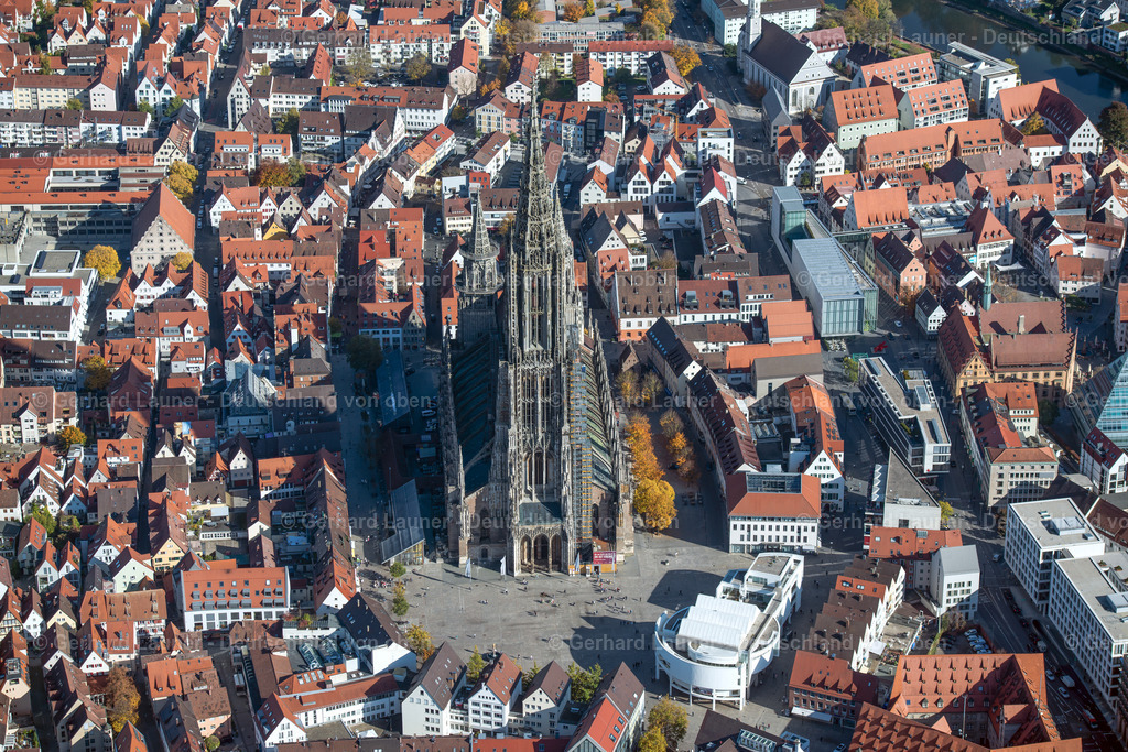 3705023 | Das im gotischen Baustil errichtete Ulmer Münster ist eine  Stadtkirche in Ulm. Sie ist die Pfarrkirche der Evangelischen Münstergemeinde Ulm. Das Ulmer Münster ist der größte evangelische Kirchenbau Deutschlands. Der 1890 vollendete 161,53 Meter hohe Turm ist der höchste Kirchturm der Welt.