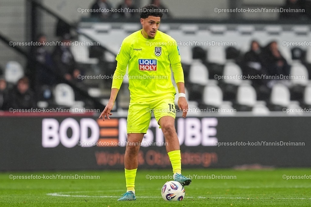 xYDRx25102501104 | 25.10.2025, xydrx, Fußball, 3.Liga, SC Verl - SSV Ulm 1846, Saison 2025 2026, Sportclub Arena: Jonas David (SSV Ulm 1846 #15)  DFB regulations prohibit any use of photographs as image sequences and or quasi-video.
