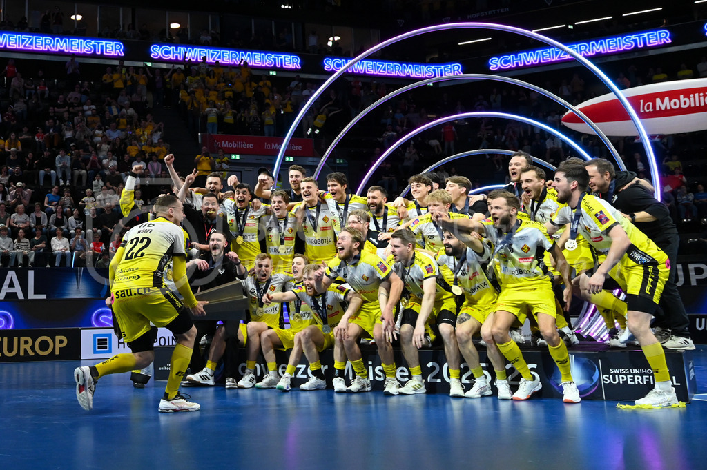 Zug United - HC Rychenberg - 25. April 2026 | Michel Wöcke (#22 HC Rychenberg Winterthur) präsentiert den Pokal seinen Mitspielern am L-UPL Superfinal-Spiel zwischen Zug United und HC Rychenberg am 25. April 2026 in der BCF Arena, Fribourg, Schweiz.Bild: Sportfotografie Markus Aeschimann | www.markus-aeschimann.ch - Realized with Pictrs.com
