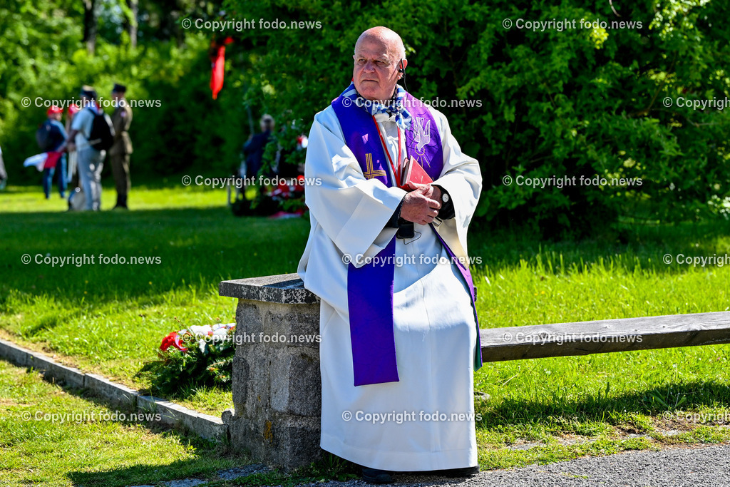 Internationale Gedenk- und Befreiungsfeier Gedenkstaette Mauthausen 2025_ 11.05.2025-114 | 11.05.2025, Mauthausen, AUT, Internationale Gedenk- und Befreiungsfeier Gedenkstaette Mauthausen 2025, 80 Jahre Befreiung KZ Mauthausen im Bild Besucher, Mahnmal, Gedenkstaette, Priester