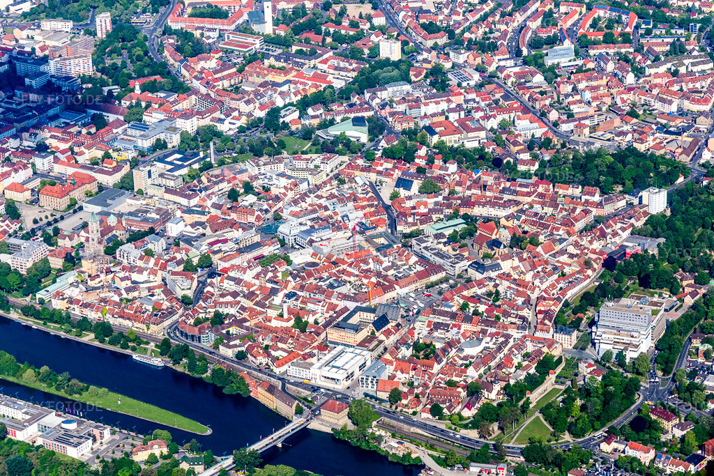 Luftbild: Altstadtbereich und Innenstadtzentrum in Schweinfurt im Bundesland Bayern in Deutschland. Foto: IMG_100045.jpg vom 26.05.2017 durch Werner Riehm/FLY-FOTO.de