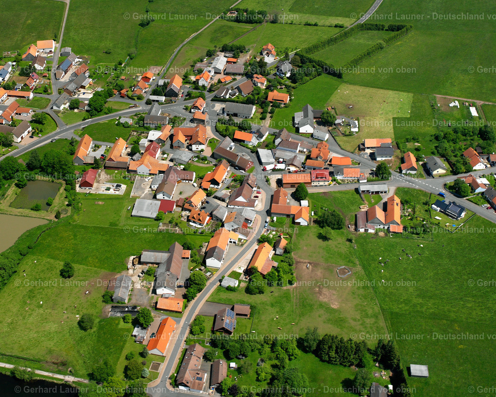 2614998 | OBER-MOOS 09.06.2006 Ortsansicht am Rande von landwirtschaftlichen Feldern und Nutzflächen  in Ober-Moos im Bundesland Hessen, Deutschland // Village view on the edge of agricultural fields and land  in Ober-Moos in the state Hesse, Germany Foto: Gerhard Launer