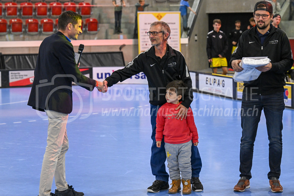 HC Rychenberg vs Floorball Köniz - 18. Dezember 2022 | HC Rychenberg vs Floorball Köniz
AXA Arena, Winterthur
Verabschiedung von langjährigen Spitzenschiedsrichtern und Funktionären.
Bild: Sportfotografie Markus Aeschimann | www.markus-aeschimann.ch - Realisiert mit Pictrs.com