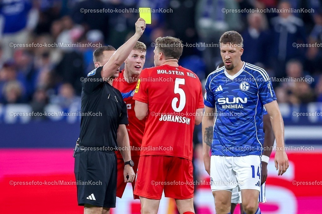 S0413092501185 | 13.09.2025, Fußball, FC Schalke 04 - Holstein Kiel, 5.Spieltag, 2. Fußball Bundesliga, Veltins-Arena Gelsenkirchen, Saison 2025 2026: Schiedsrichter Robert Kampka zeigt Carl Johansson (Holstein Kiel #05) die Gelbe Karte nach seiner Diskussion DFB regulations prohibit any use of photographs as image sequences and or quasi-video.
