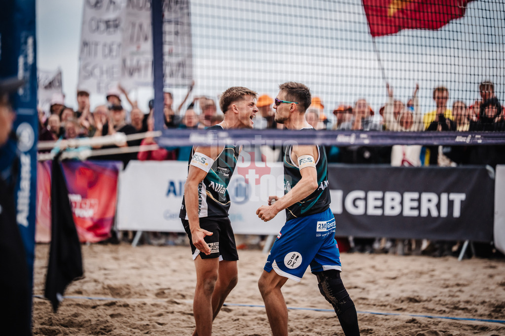 Beachvolleyball | Männer | Deutsche Meisterschaften 2025 Timmendorfer Strand | 05.09.2025 | v.l. Luis Kubo und David Poniewaz jubeln